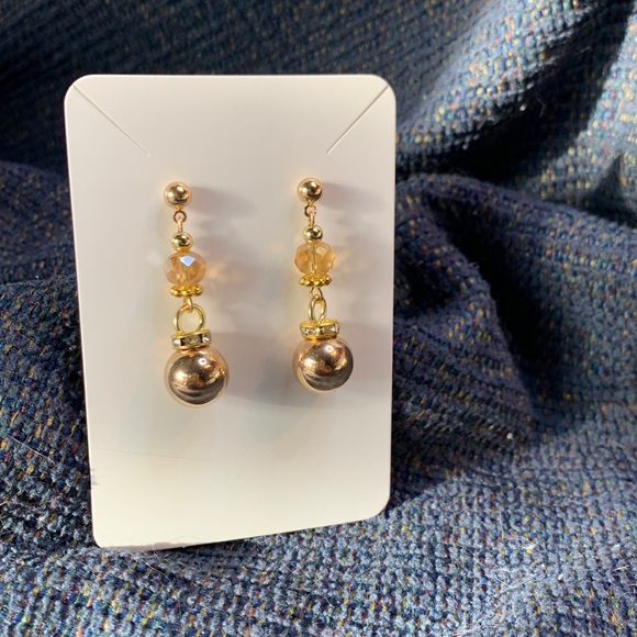 Hand Crafted 🎄 Holiday Themed Dangle Earrings - Picture 3 of 8